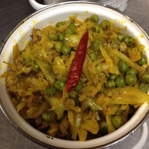 キャベツとグリーンピースのサブジ