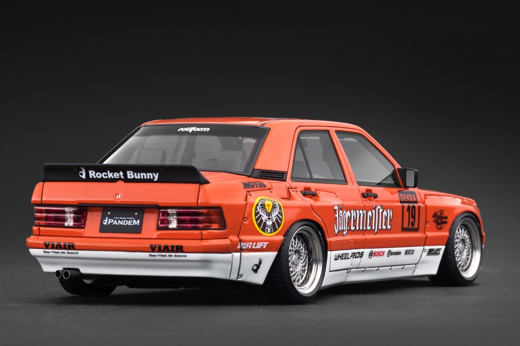 最終バリエーションは往年のレーシングカラー「1/18スケール PANDEM
