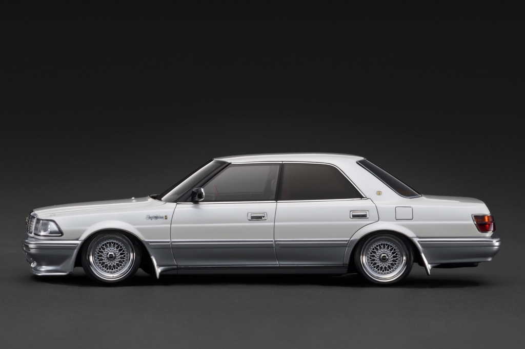 1/18スケール「クラウン 4ドアハードトップ V8（130型）」鋭意製作中