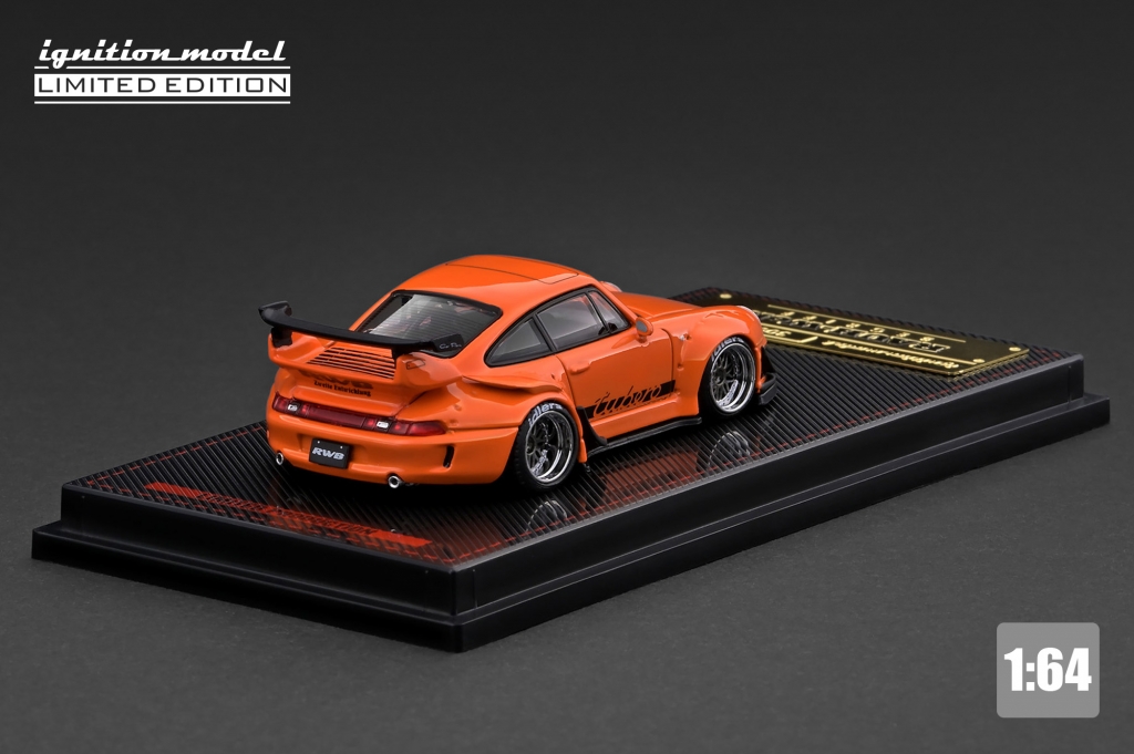 明日 販売スタート：1/64スケールWEB限定モデル「RWB 993」にご注目