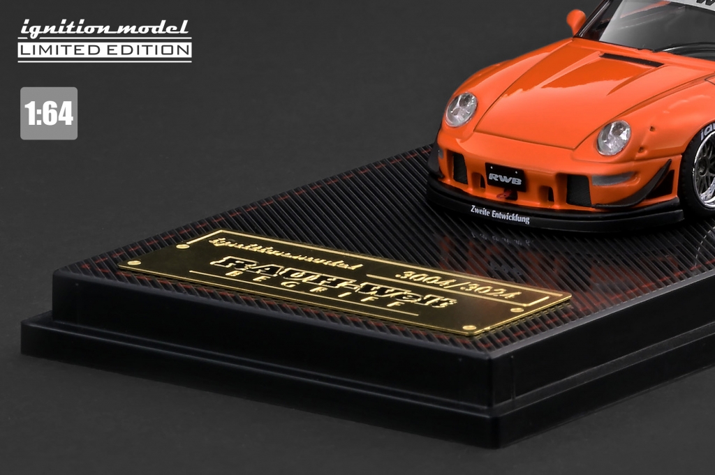 明日 販売スタート：1/64スケールWEB限定モデル「RWB 993」にご注目