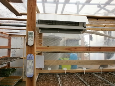 ビニールハウスにエアコンが・・・・ | さくら合同会社 活動日記