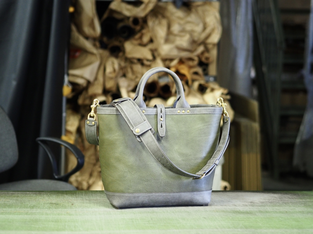 オリーブグリーン クロスパッチ　レザー トートバッグ　ミリタリー　再構築 オリーブグリーン クロスパッチ レザー トートバッグ ミリタリー 再
