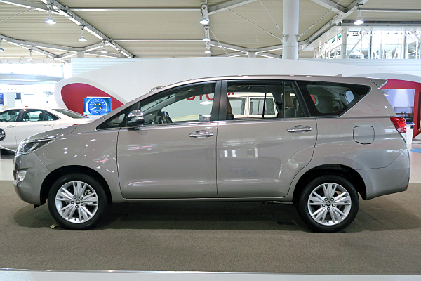 トヨタ Innova トヨタ イノーバ 2.4 V Toyota Innova 2.4 V | Car and Moto in Japan