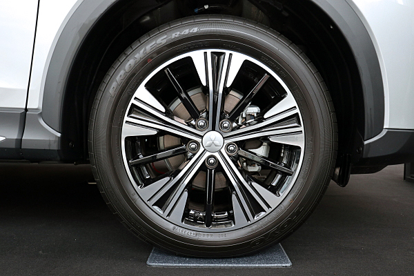 三菱 エクリプス クロス シルバー Mitsubishi Eclipse Cross