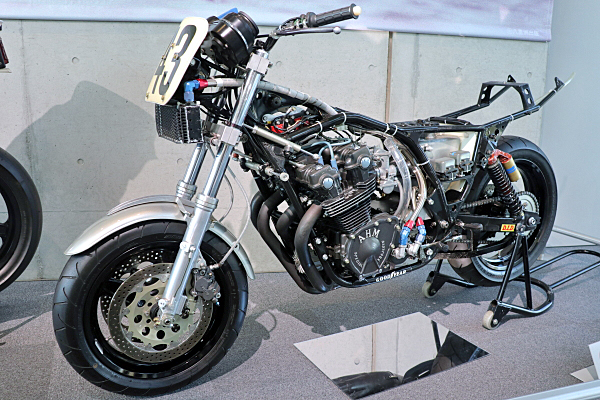 ホンダ CB750F レーサー 1982 & 4RC146 1965 Honda CB750F RACER