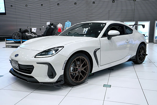 スバル BRZ S + STIパフォーマンスパーツ ホワイト Subaru BRZ S