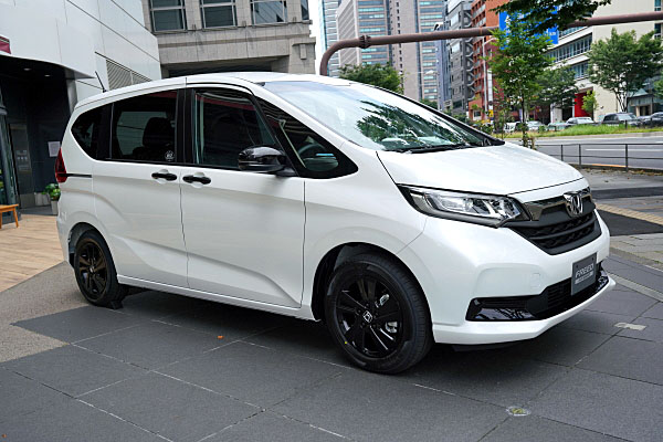 ホンダ フリードグリル ホワイト/ブラック フロントグリル｜スタイリング｜フリード｜Honda Access｜Honda公式サイト