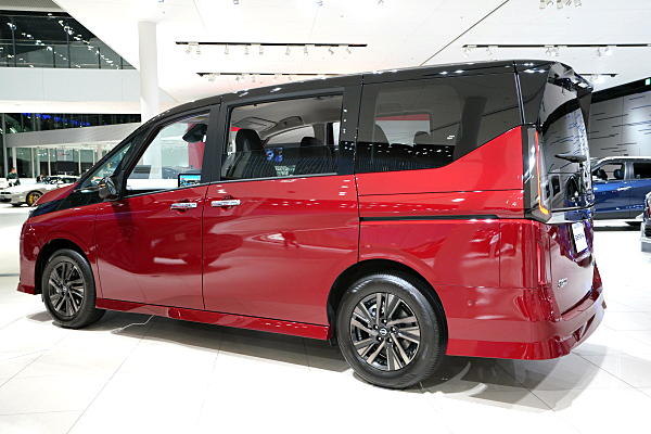 日産 セレナ eパワー ハイウェイスター V 90周年記念車 レッド