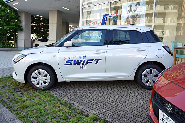 白スイフト スズキ スイフト XG ホワイト Suzuki Swift XG : White | Car and Moto