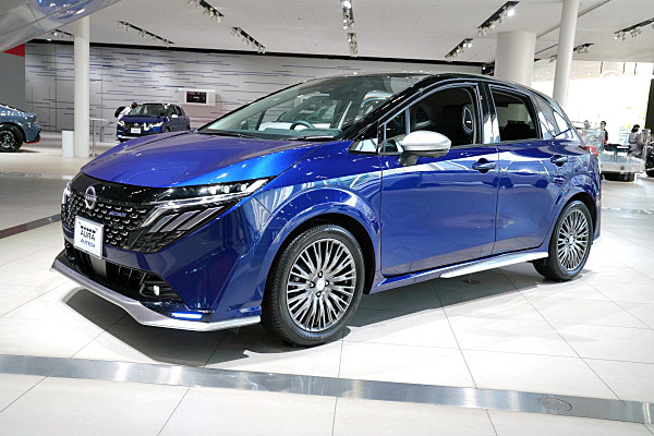 日産 オーラ オーテック ブルー / ブラック Nissan Aura AUTECH