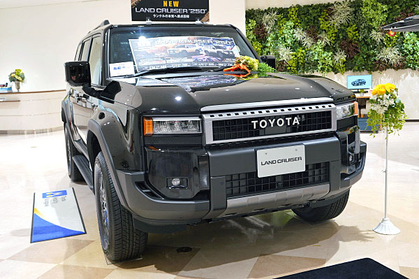 Amazon | 【Drive Car】 新型 ランドクルーザー250 LC250 TRJ250W GDJ250W VX GX ZX ランクル250  サイドドアミラーカバー ドアミラーガーニッシュ プロテクター 外装 カスタム パーツ アクセサリー (シルバー) | サイドミラー | 車＆バイク 【Drive Car】ランドクルーザー250ランクル FOR LAND CRUISER LC250 TRJ250W GDJ250W