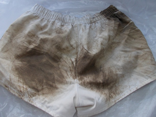 めっちゃ泥で汚れたラグビーパンツを洗います。 | クリーニング