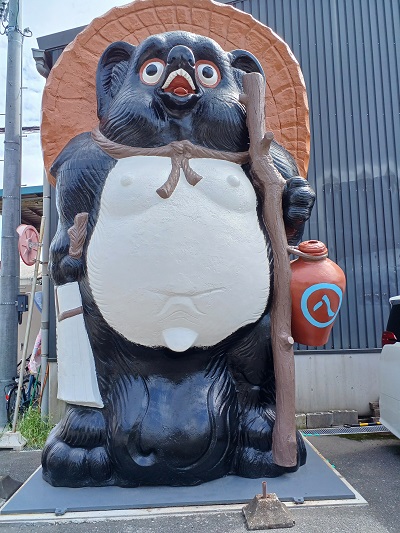 都筑区佐江戸町にそびえ立っている 「都筑の巨大たぬき」が中原街道