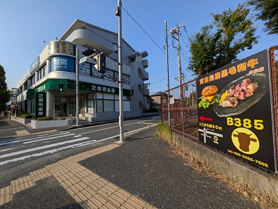 都筑区荏田東のけやきが丘交差点の「広告募集のフェンス看板」が