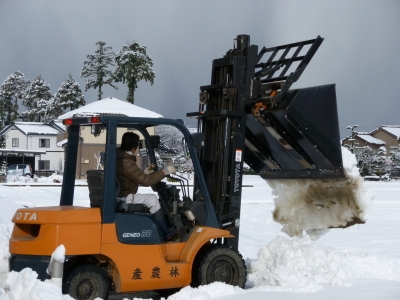 フォークリフトが除雪車に | 林農産Blog