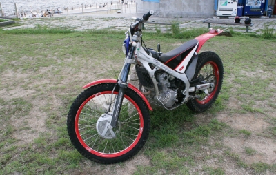 最強のマウンテントライアルバイクに変身！増設タンクシート
