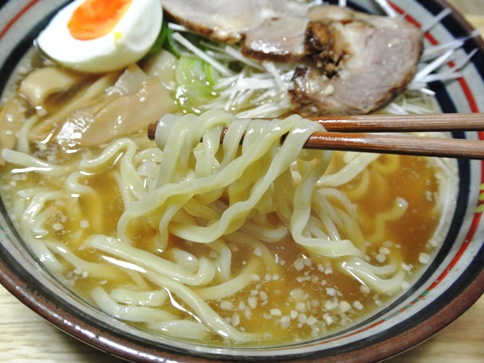 背脂+あご出汁!宮城県の人気店、太平楽の袋生麺!あごだしラーメン マルニ食品 | 並ばずに食べる有名ラーメン店!