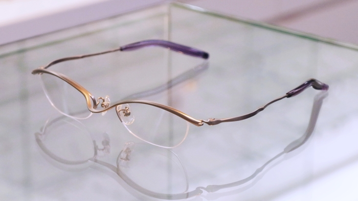 フォーナインズ メガネ 逆Rヒンジ vol.2 今までになかった快適さ 逆Rヒンジの誕生 - 999.9 Journal