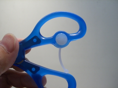 握力のない子供用に作られた「スプリング機能付安全はさみ」のご紹介