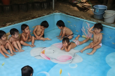 srpen rajce.idnes deti 幼稚園 保育園 プール 全裸 リレー - 20160727_1598545.jpg