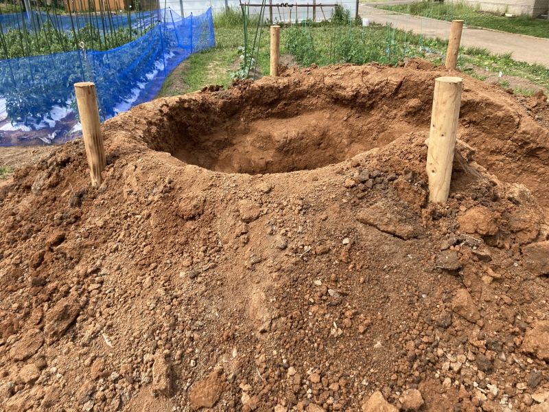 小学生とつくる土の家 土の山の掘削/ Earth House clay mountain excavation | 自然素材といのちの場