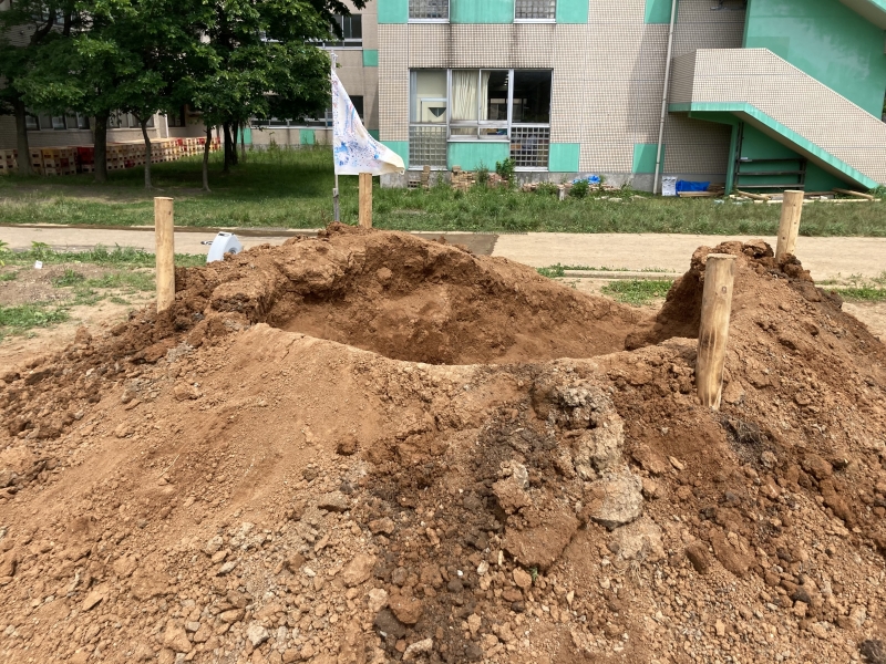 小学生とつくる土の家 土の山の掘削/ Earth House clay mountain excavation | 自然素材といのちの場