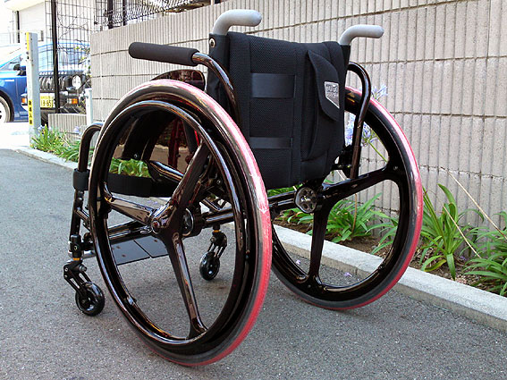 レッドのカッコイイ車椅子 カドクラ 車椅子 車いす 車イス 軽量 