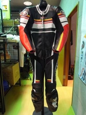 新型スーツがやって来た!YA!!:KUSHITANI名東店 新型スーツがやって来た!YA!!:KUSHITANI名東店