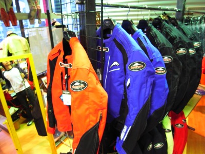 パドックジャケットの凄さを考察するの巻：KUSHITANI名東店