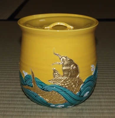 Ｓ５７０　水指　『黄交趾　荒磯』『叶松谷造』　共箱　茶道具 浅黄交趾 荒磯波平水指 (共箱) 中村翠嵐 - 茶道具販売 栗林園