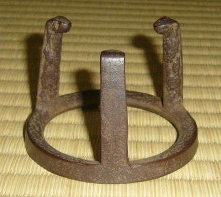 角谷興斎(与斎)作　小瓜　五徳　共箱　茶道具 角谷与斎 五徳蓋置 | 茶道具 小西康のぶろぐ