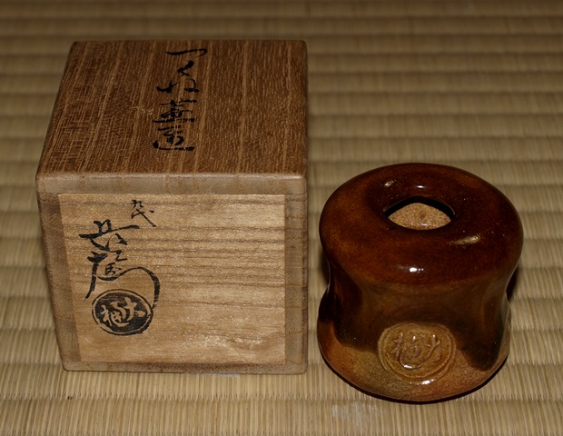 ◆ 茶道具　蓋置　【大樋焼　飴釉　墨台蓋置　】　９代　大樋長左衛門　共箱　【真作】... ★消費税は掛かりません 九代大樋長左衛門 飴釉 つくね蓋置 | 茶道具 小西康のぶろぐ