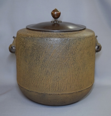 南部鉄器　御釜師　鈴木盛久作　波紋花器　重さ約1015g　共箱　M　R9373 南部鉄器 御釜師 鈴木盛久作 波紋花器 重さ約1015g 共箱 M R9373