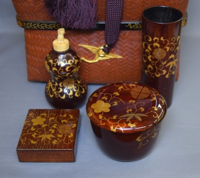 鈴木表朔 唐草蒔絵 内朱茶篭 鶴鐶付 鵬雲斎宗匠 | 茶道具 小西康のぶろぐ
