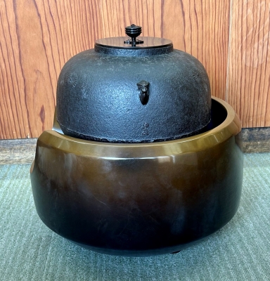 浄慶作 唐松地紋丸釜 唐銅面取風炉 稽古用 | 茶道具 浄慶作 唐松地紋丸釜 唐銅面取風炉 稽古用 | 茶道具