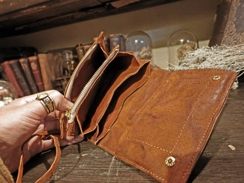 Yoda Hidemi古書の羊皮紙のような二つ折財布