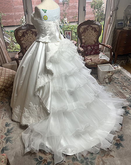 とびっきり可愛い花嫁姿へ。大きなリボンとパールビスチェが彩る 