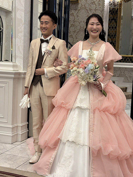 花嫁の夢が変身する瞬間。1着で二度美しい。2WAYでお色直しが叶う