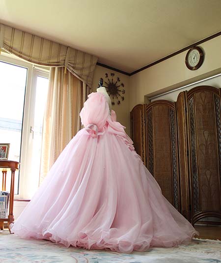 結婚式のお色直しをもっと特別に。1着のウェディングドレスがカラー 