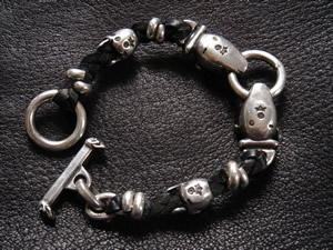 ガボールのブルドック＆スカルレザーブレスレット | ガボールからの伝言