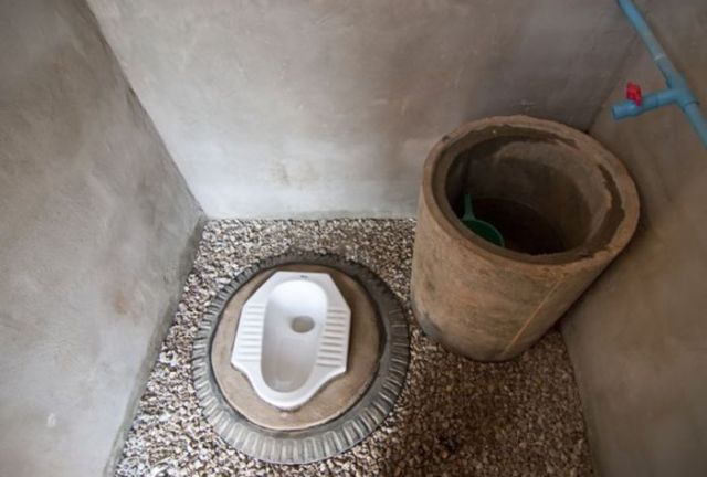 strange_and_unusual_public_toilet_designs_640_22.jpg