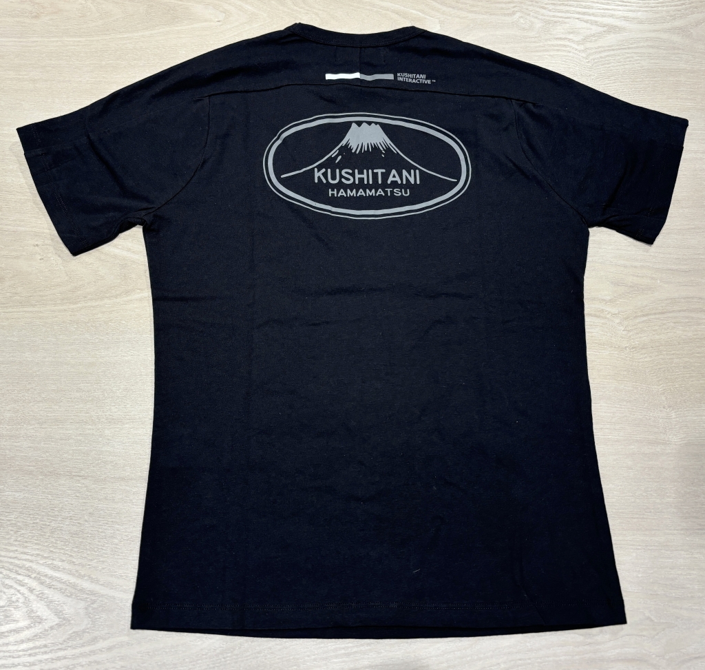 限定品】パフォーマンスストア限定フローTシャツ！：KUSHITANI