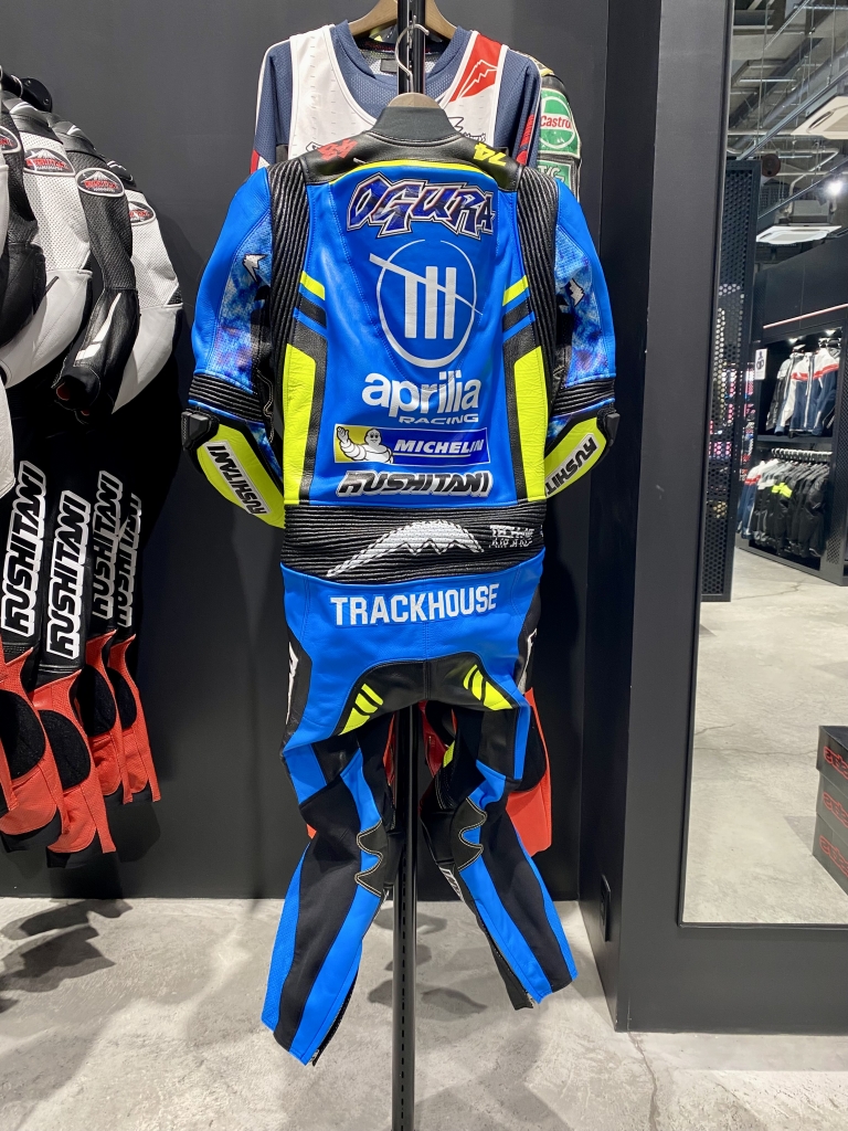 MotoGP】小椋藍選手使用スーツ期間限定公開中：KUSHITANI 大阪店