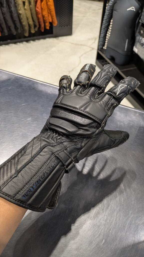 商品紹介】K-5383 ソリッドGPSグローブ【黒装備、第二弾】：KUSHITANI