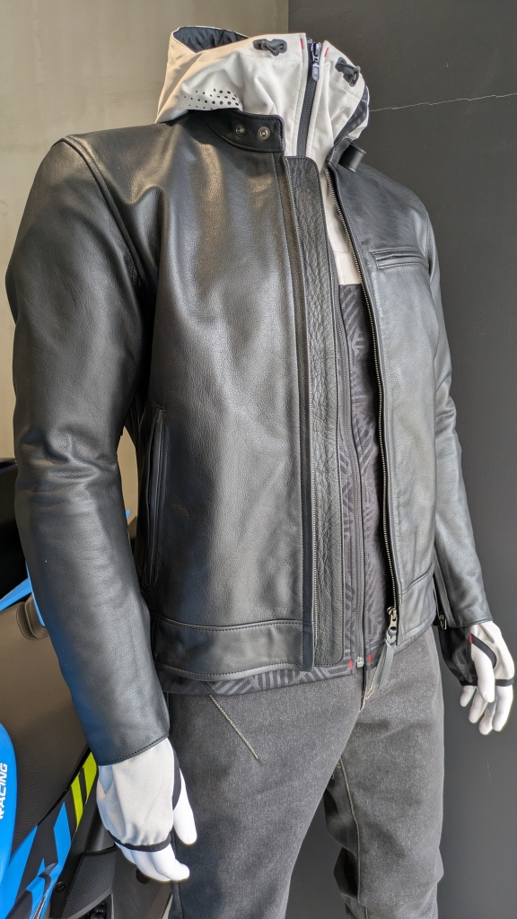 レザージャケットと中間着！冬のトルソーにて：KUSHITANI 大阪店