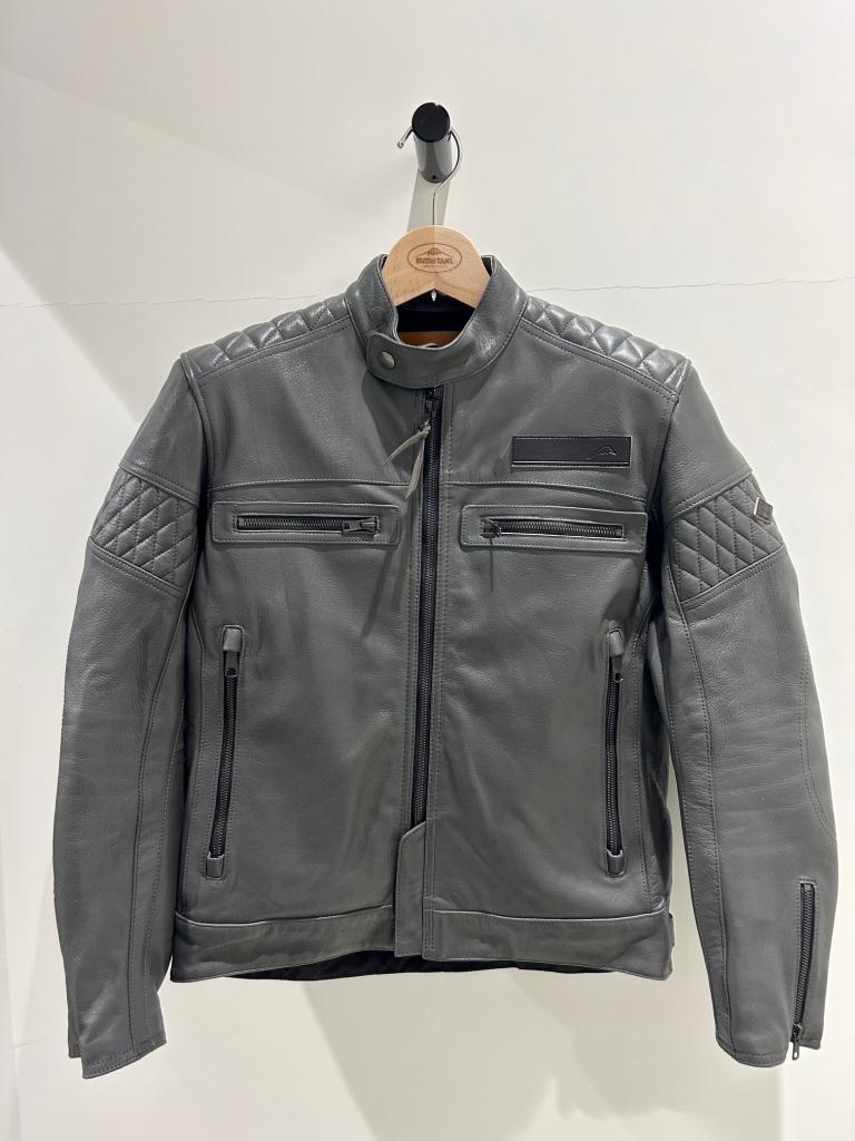 新作/入荷速報】＜K-0731 ｱｰｶﾅﾚｻﾞｰﾌﾞﾘｰｽﾞｼﾞｬｹｯﾄ＞が入荷しました