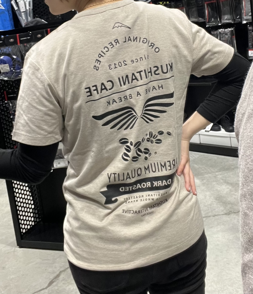 商品紹介】P-1391CAFE フローTシャツの限定版！！：KUSHITANI 大阪店