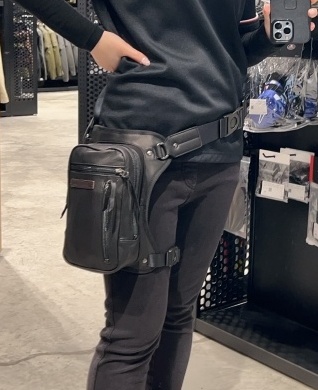 クシタニ K3578 レッグバッグII ボディバッグ 2WAY レザー ブラック K-3578 2WAY LEG BAG IIのご案内：KUSHITANI横浜店 | KUSHITANI