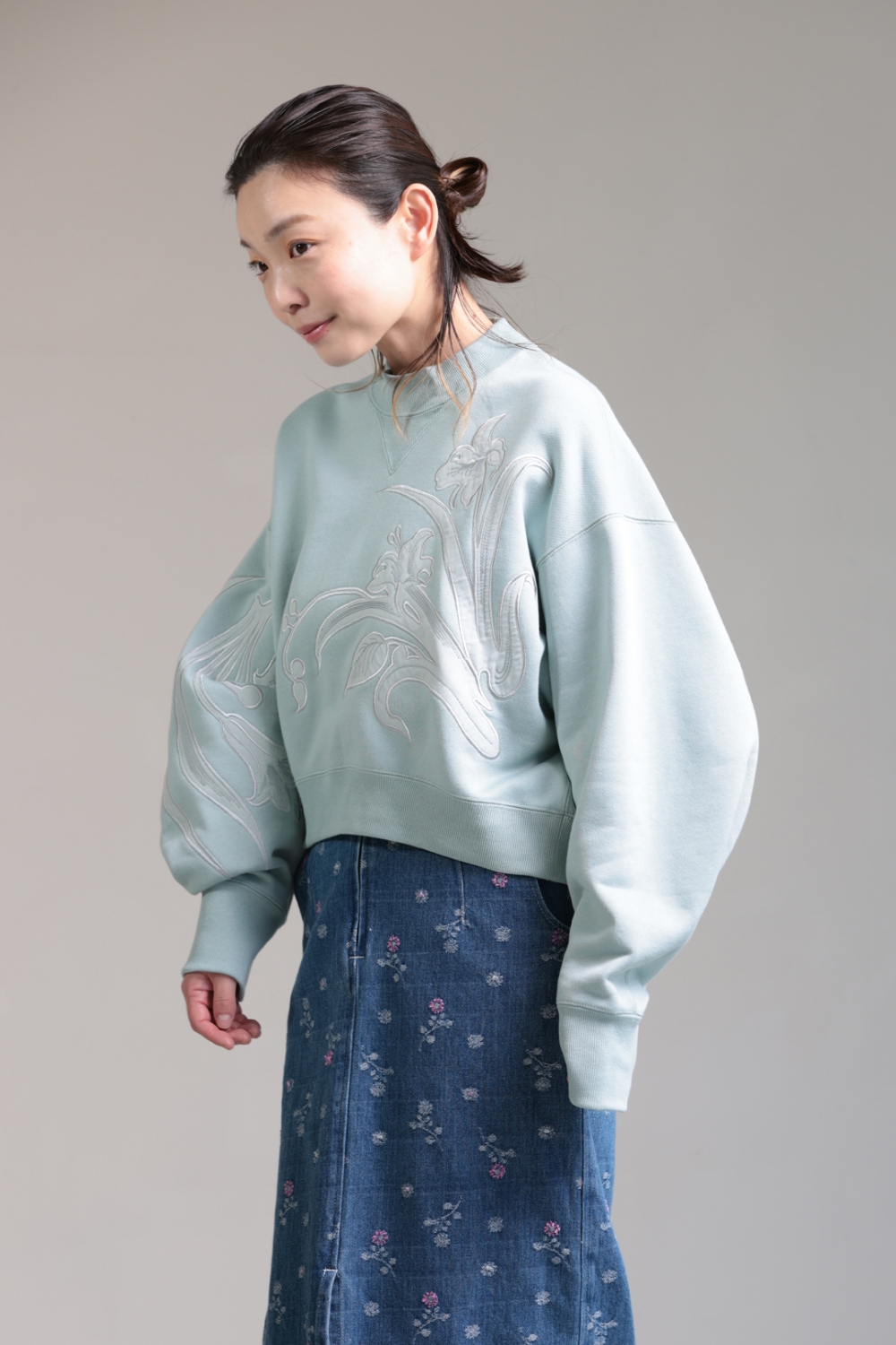 Mame Kurogouchi(マメ) Floral Embroidery Short Sweat Top